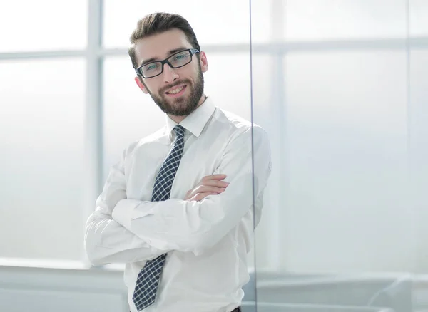 Selbstbewusster Geschäftsmann steht am Bürofenster — Stockfoto