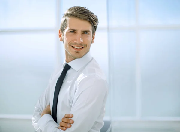 Homme d'affaires souriant debout près de la fenêtre du bureau — Photo