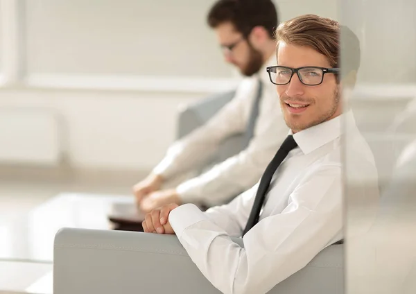 Dipendenti seri seduti nella sala d'attesa dell'ufficio — Foto Stock