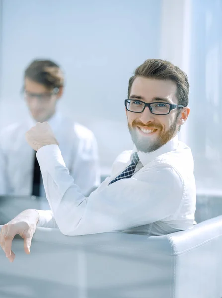 Unternehmenshintergrund.Mitarbeiter sitzen in der Bürolobby — Stockfoto