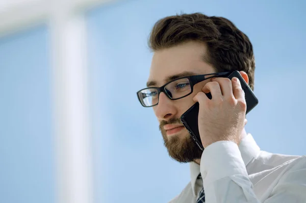 Close up.businessman falando ao telefone . — Fotografia de Stock