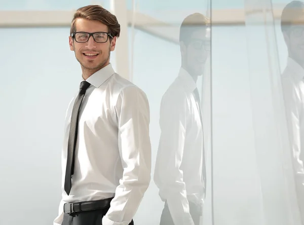 Hombre de negocios moderno en el fondo de la oficina — Foto de Stock