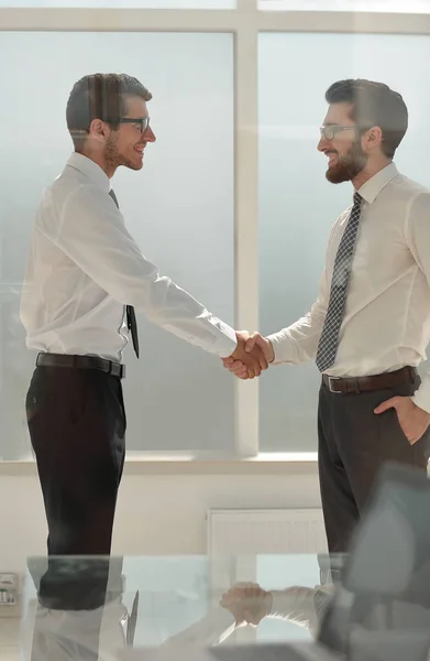 Glada affärskollegor skakar hand med varandra — Stockfoto