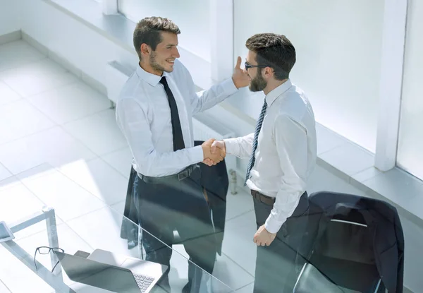 Stäng up.handshake affärsmän på kontoret — Stockfoto