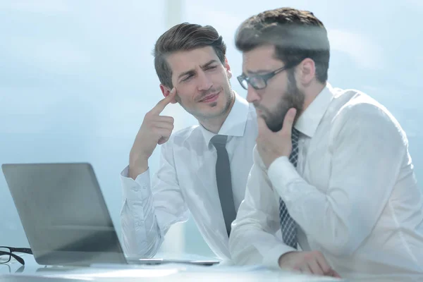 Nahaufnahme: Geschäftsleute diskutieren Online-Informationen — Stockfoto