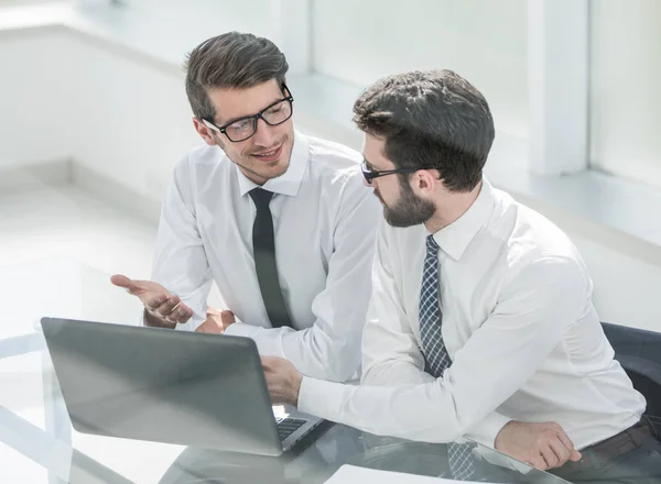 Dos colegas de negocios mirando la pantalla del ordenador portátil — Foto de Stock