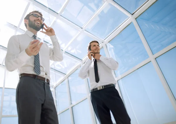 Los socios de bottom view.business están hablando en un teléfono móvil — Foto de Stock