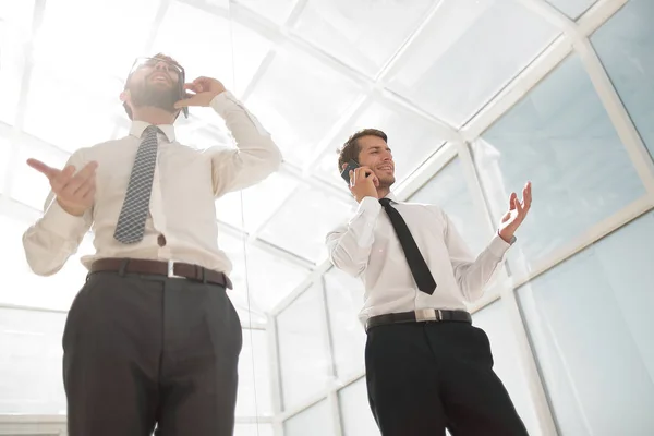 Botten view.business partner talar på en mobiltelefon — Stockfoto