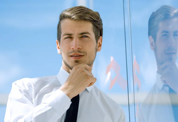 De cerca. retrato de un hombre de negocios moderno reflexivo —  Fotos de Stock