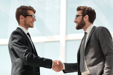 İki iş adamı el sıkışıyor.