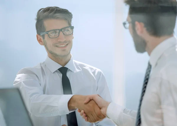 Nahaufnahme: Geschäftsleute schütteln Hände über einem Schreibtisch — Stockfoto