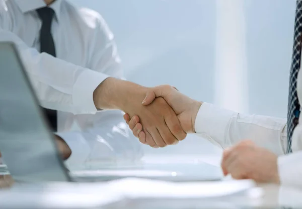 Stäng up.handshake av affärsmän på ett arbete skrivbord — Stockfoto