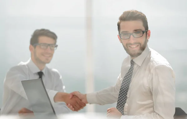 Sonriente hombre de negocios estrechando la mano con su pareja —  Fotos de Stock