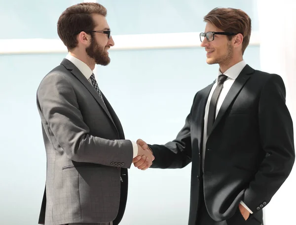 Dos hombres de negocios estrechando la mano —  Fotos de Stock