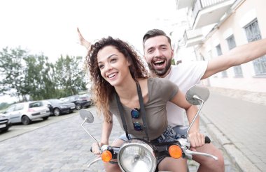 Çift sürme motosiklet eski şehir sokak.