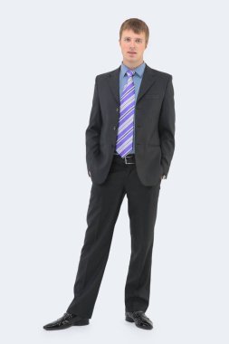 genç işadamı ile ayakta izole ceplerinde eller