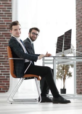 onun masasında genç Yöneticisi.