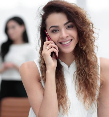 Yakın plan. Akıllı telefonlu bir iş kadını.