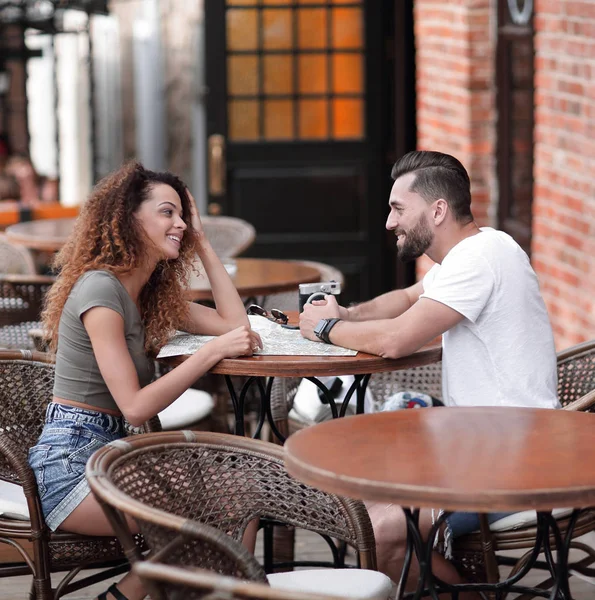 Schönes Liebespaar sitzt in einem Café und genießt den Kaffee — Stockfoto