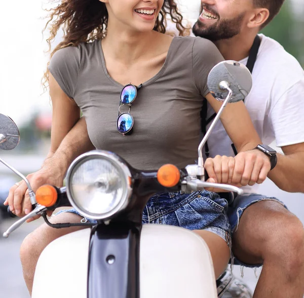 Atractiva pareja montando un scooter en un día soleado en la ciudad —  Fotos de Stock