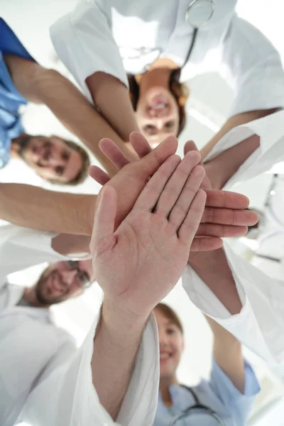 A equipe dos doutores do centro médico apertou suas mãos junto — Fotografia de Stock