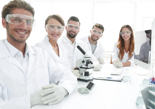 男性の科学者と研究室でチーム. — ストック写真