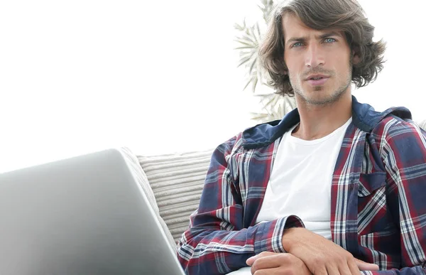 Seriózní člověk s notebookem sedět na pohovce — Stock fotografie