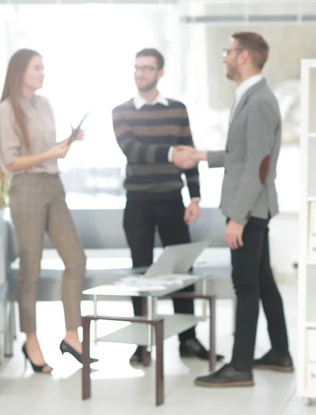 Achtergrondafbeelding van een handdruk tussen collega 's — Stockfoto