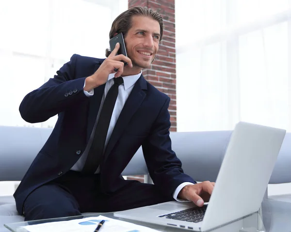 Vertrouwen zakenman in zijn kantoor. — Stockfoto