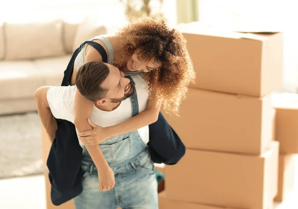 Esposa y marido están felices de mudarse a un nuevo apartamento . — Foto de Stock