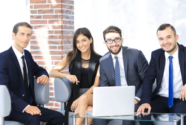 Imprenditore e business team, seduti sul divano nella hall dell'ufficio — Foto Stock