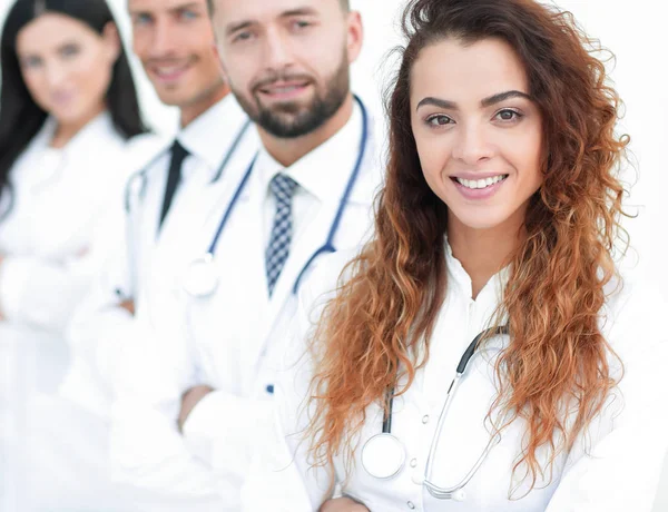 Retrato de mulheres médicas com colegas — Fotografia de Stock