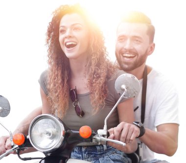 Bir şehirde güneşli bir günde sürme çekici çift