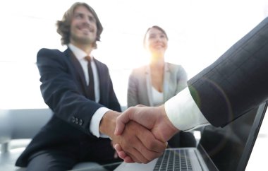 Eller yakın çekim sallayarak iki güven işadamı