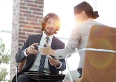 bir erkek ve bir kadın ofiste rahat konuşma