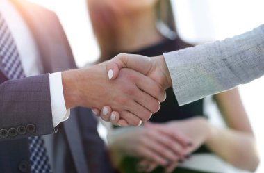 İş adamları geniş pencereli odaya karşı el sıkışıyor