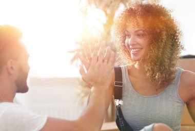 mutlu çift birbirlerine beş yeni bir ev ile kabuk