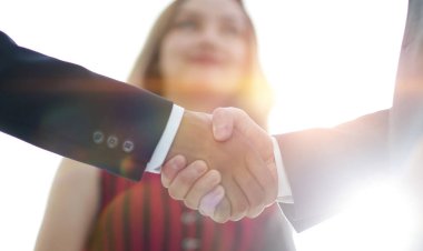 İşadamları el sıkışma sonra iyi bir anlaşma. İş kavramı