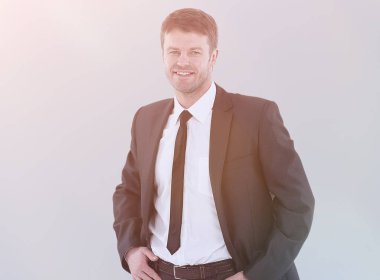 Gri izole tam uzunlukta gülümseyen genç başarılı Yöneticisi.