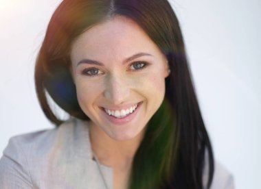 Başarılı genç bir kadının yakın plan yüzü..