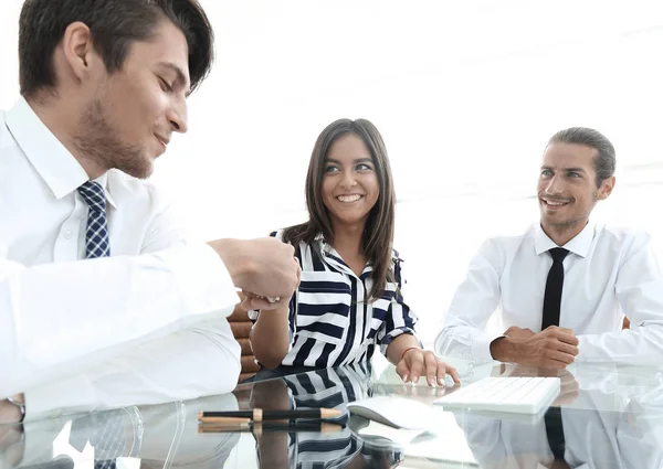 Primer plano. equipo de negocios realiza un taller — Foto de Stock