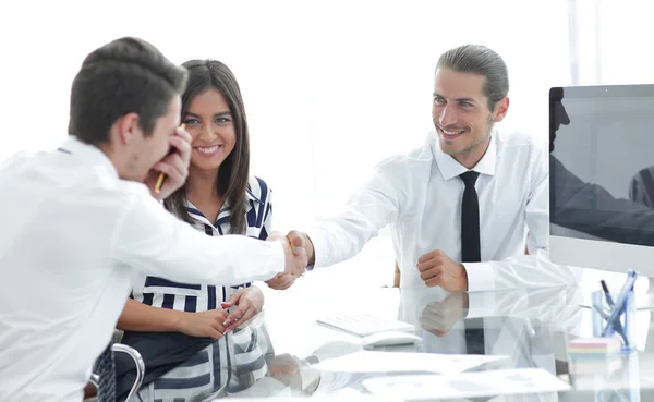 Gente de negocios dándose la mano, terminando una reunión — Foto de Stock