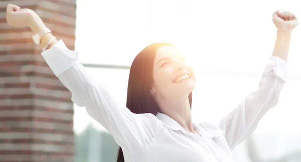 Feliz joven mujer de negocios en un fondo borroso oficina . —  Fotos de Stock