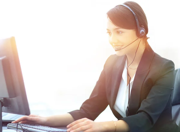 Smiling female customer support phone operator at workplace. — Stock Photo, Image