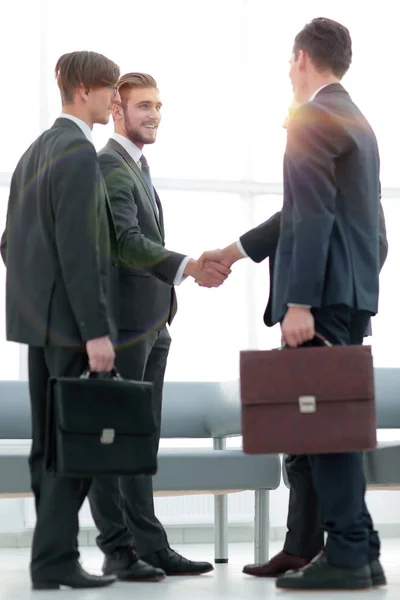 Välkommen handslag av affärspartners — Stockfoto