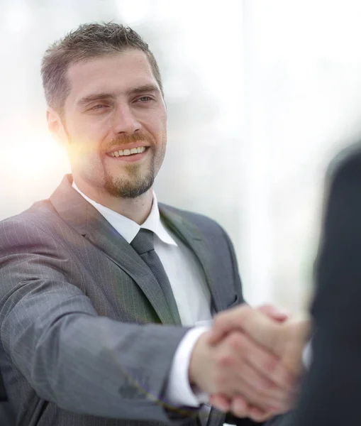 Close up .handshake de parceiros de negócios acima da mesa — Fotografia de Stock