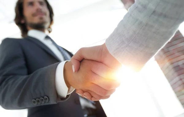 Opgewonden lachende zakenman handshaking partner bij vergadering, — Stockfoto