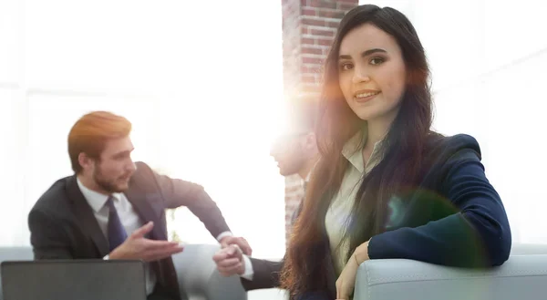 Porträt eines lächelnden Arbeitermädchens bei einem Meeting. — Stockfoto