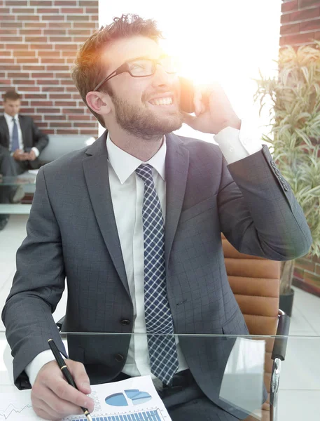 Abogado hablando con un cliente en el teléfono inteligente —  Fotos de Stock