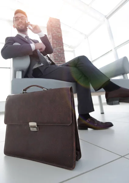 Hombre de negocios con su maletín en el cargo — Foto de Stock